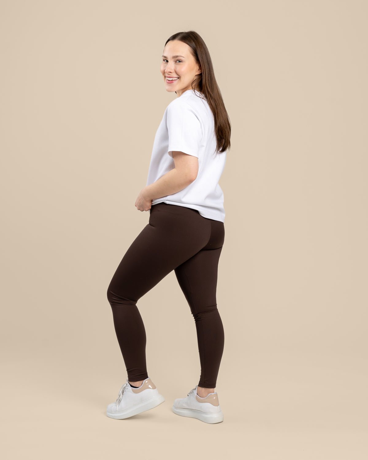 Lyhyet tummanruskeat leggingsit