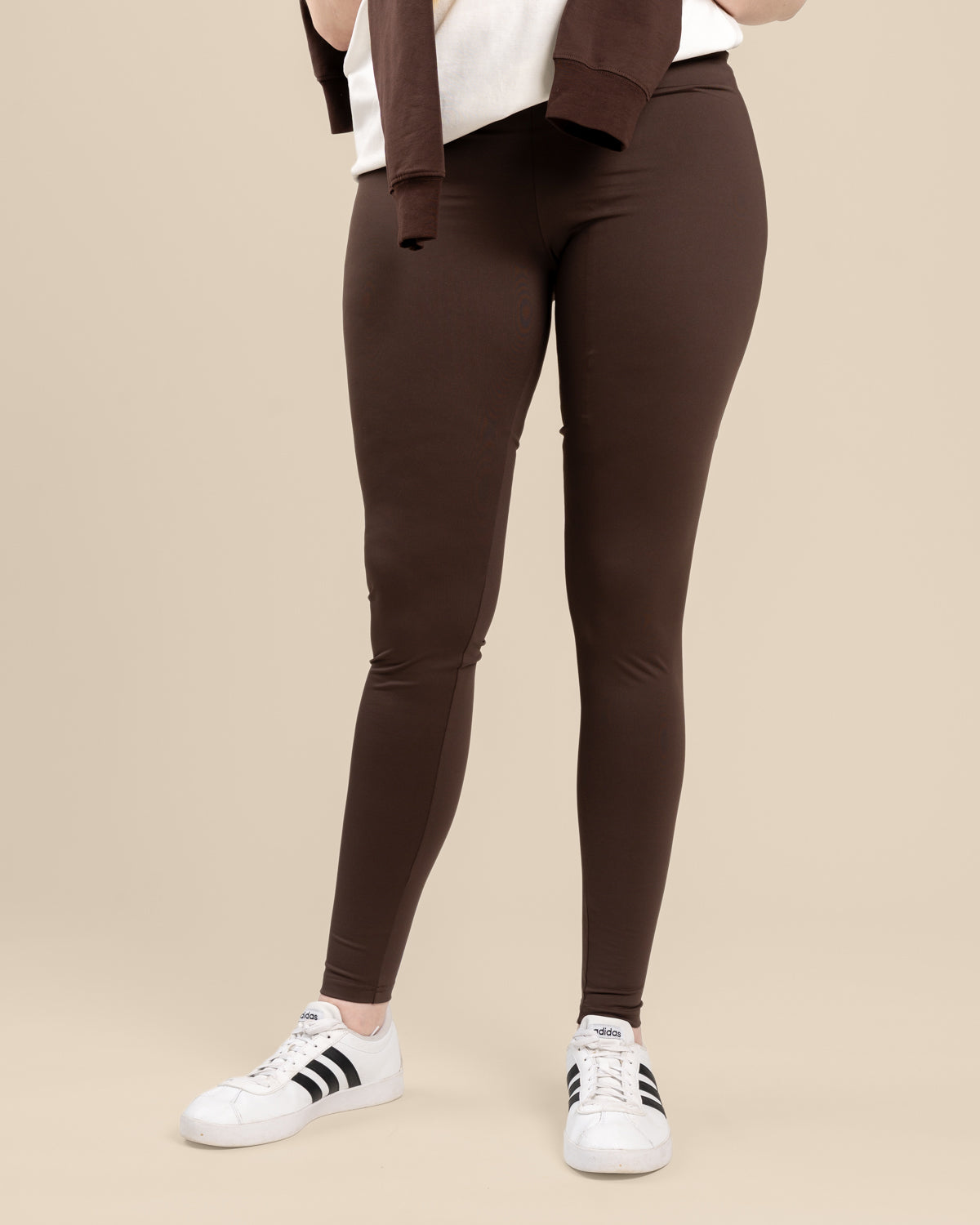 Pitkät tummanruskeat leggingsit