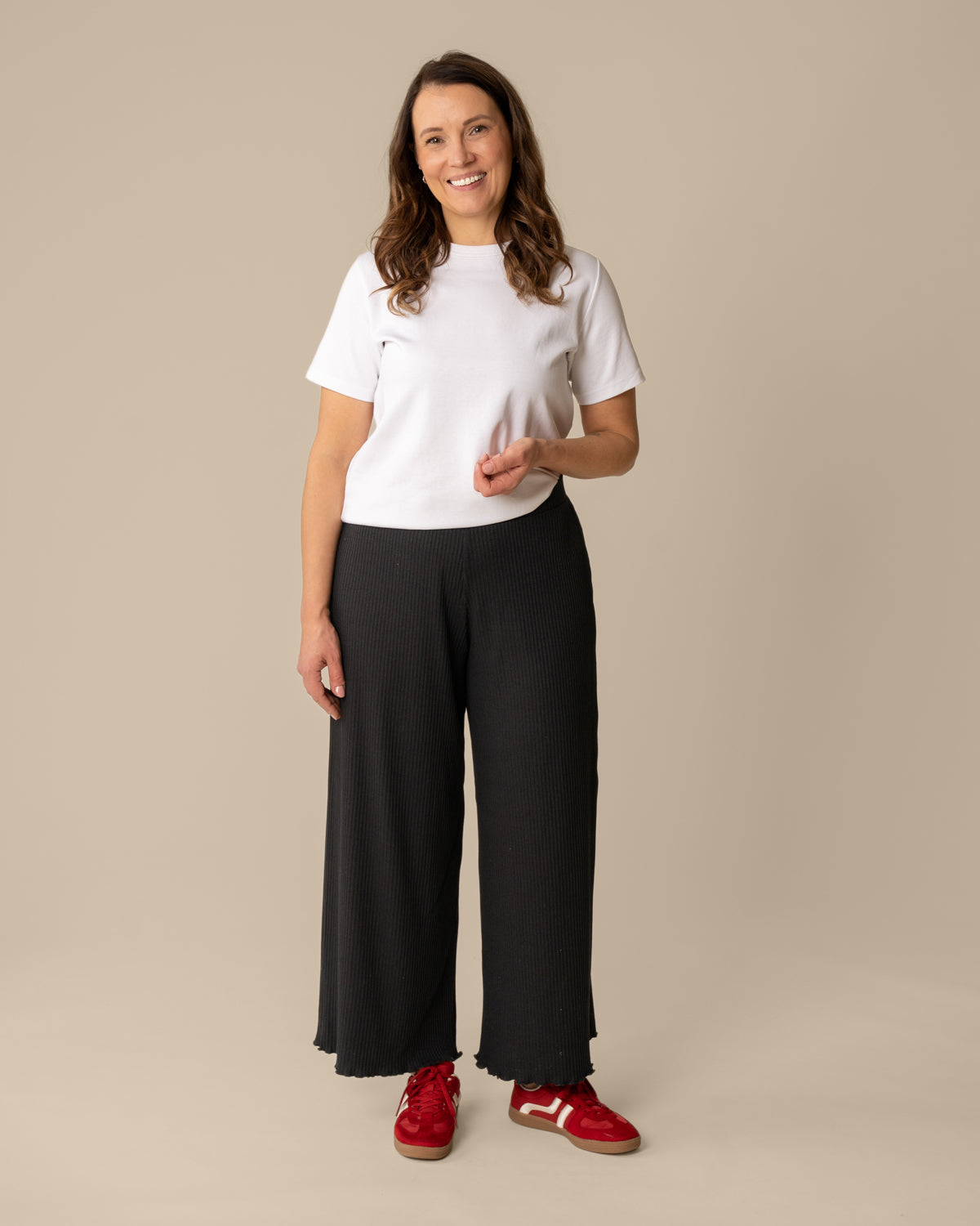 Mustat leveät culottes housut ribbimateriaalia