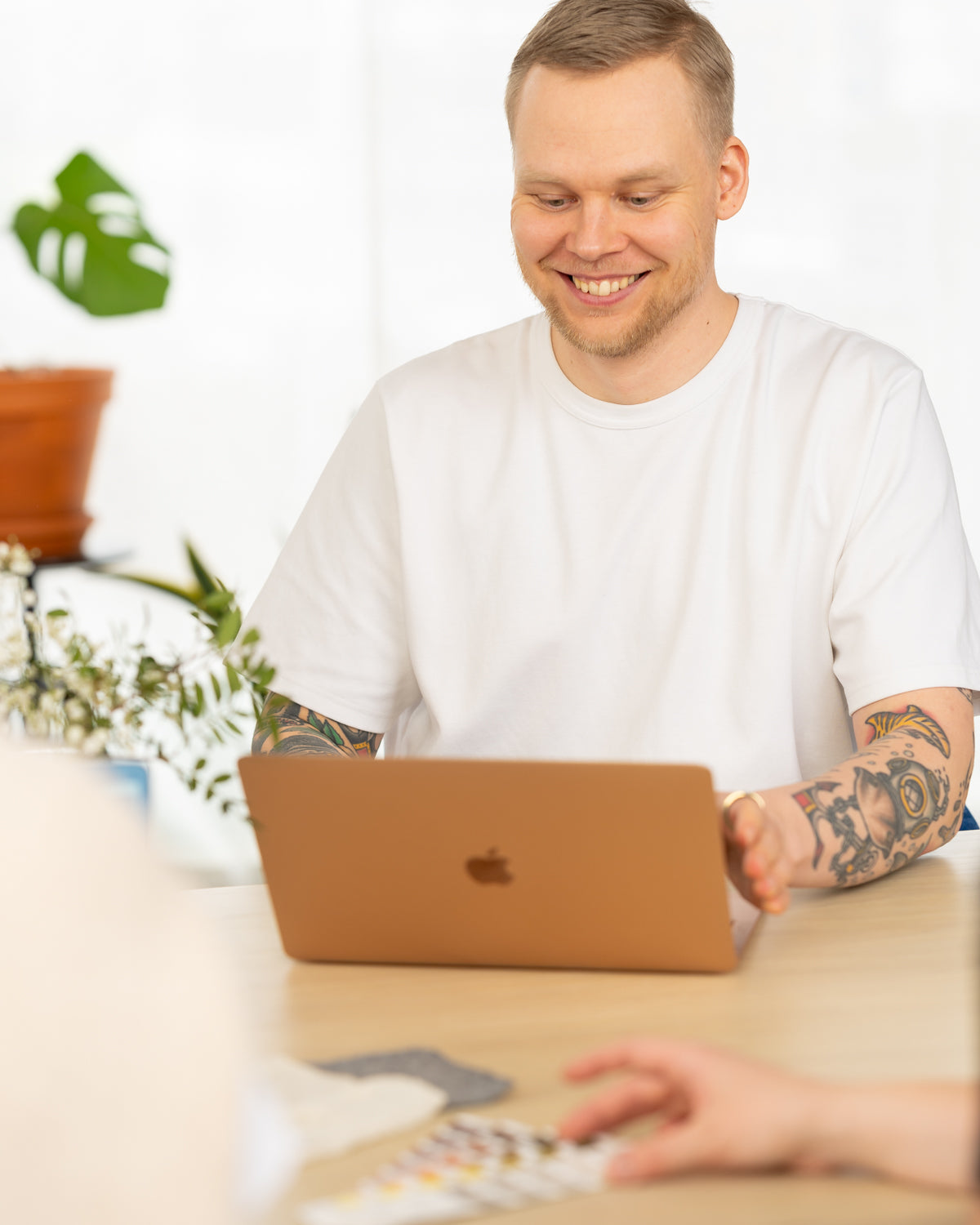 Toimitusjohtaja vastaamassa sähköposteihin.